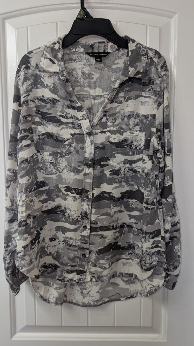 Rock & Republic Gray White Camouflage Collared Long Sleeve Button-Front Blouse S